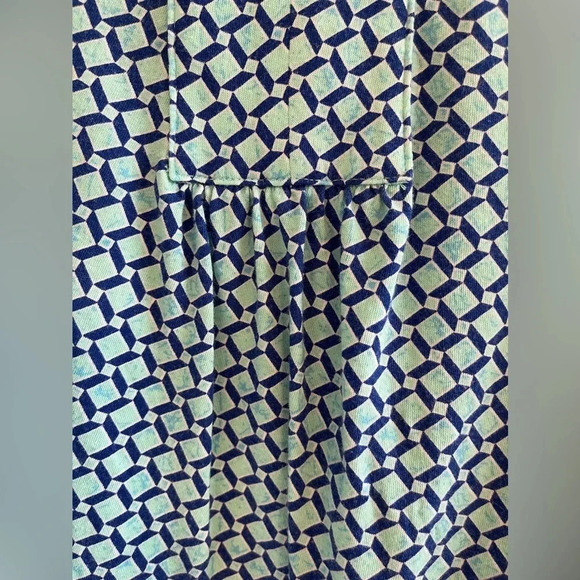 Liz Claiborne Women’s Petite Large Geometric Pattern Short Sleeve Blouse - Picture 5 of 9